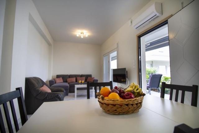 Communal lounge/ TV room, TV and multimedia, Living room, Dining area