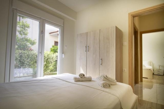 Bed, Bedroom, towels, wardrobe