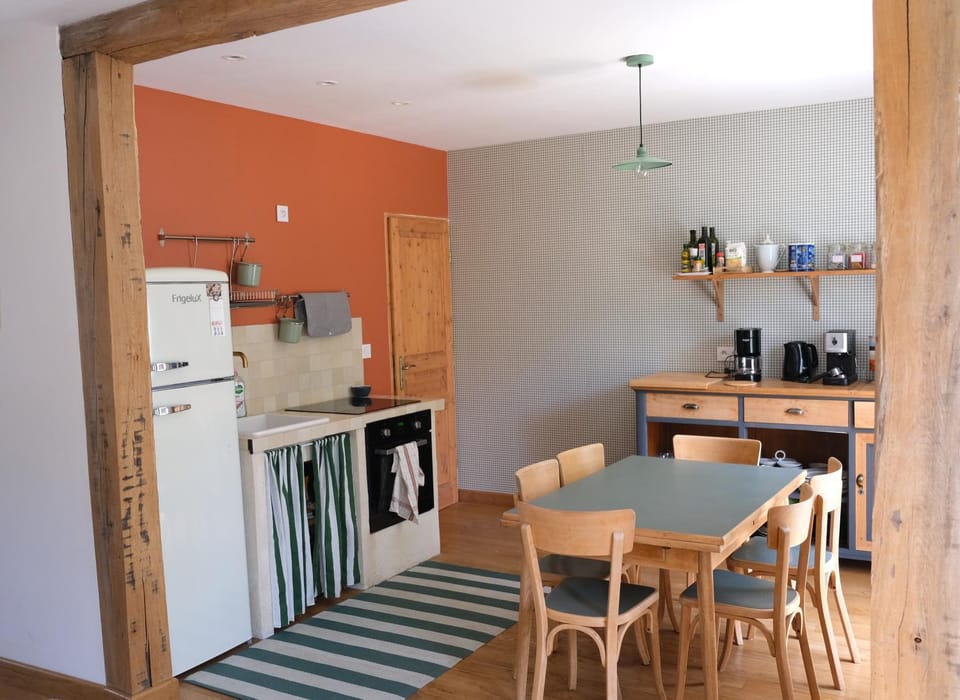Coffee/tea facilities, Kitchen or kitchenette, Dining area, oven, stove