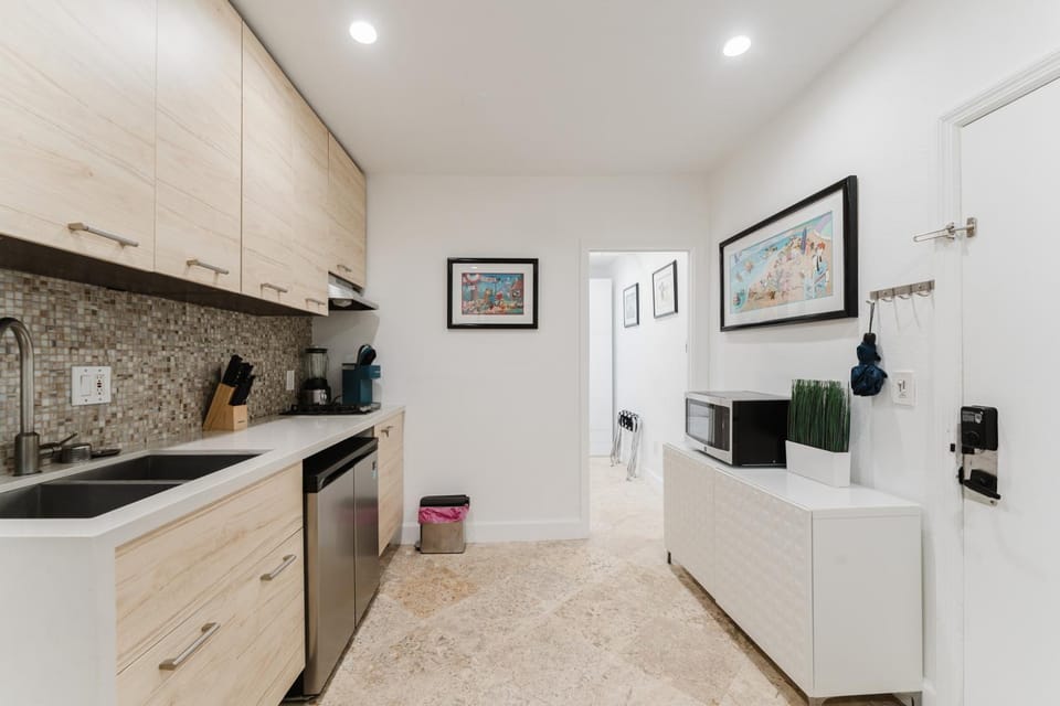 SoFi Ocean Drive Villa Direct Beach Access Apartment in South Beach Miami