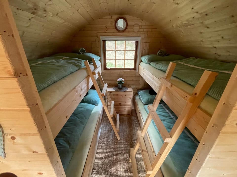 Netradiční ubytování ve dvou dřevěných sudech pro až 8 osob Luxury tent in South Bohemian Region