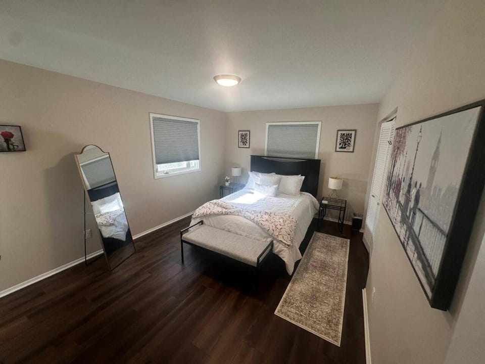 Photo of the whole room, Bedroom