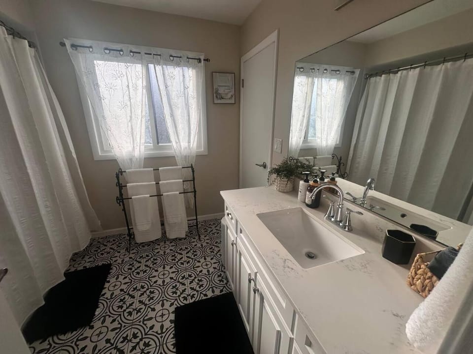 Bathroom, Bath, towels