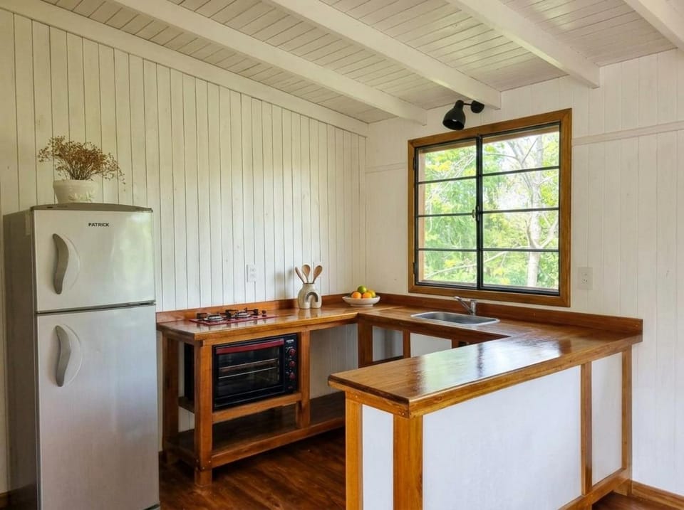 Kitchen or kitchenette, Dining area, minibar, pet friendly