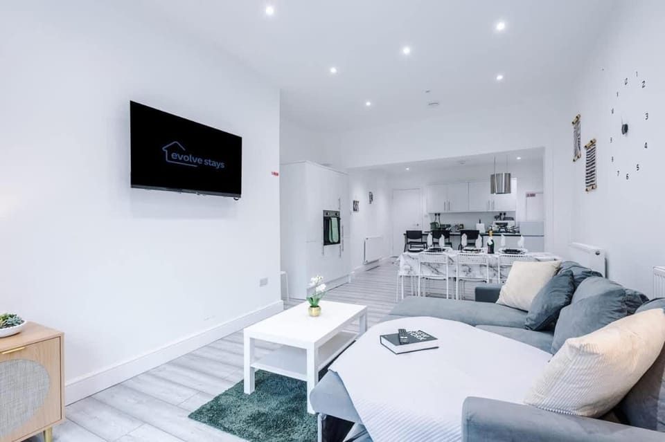 Bright & Charming Home in Hartford Sleeps 8 House in Northwich