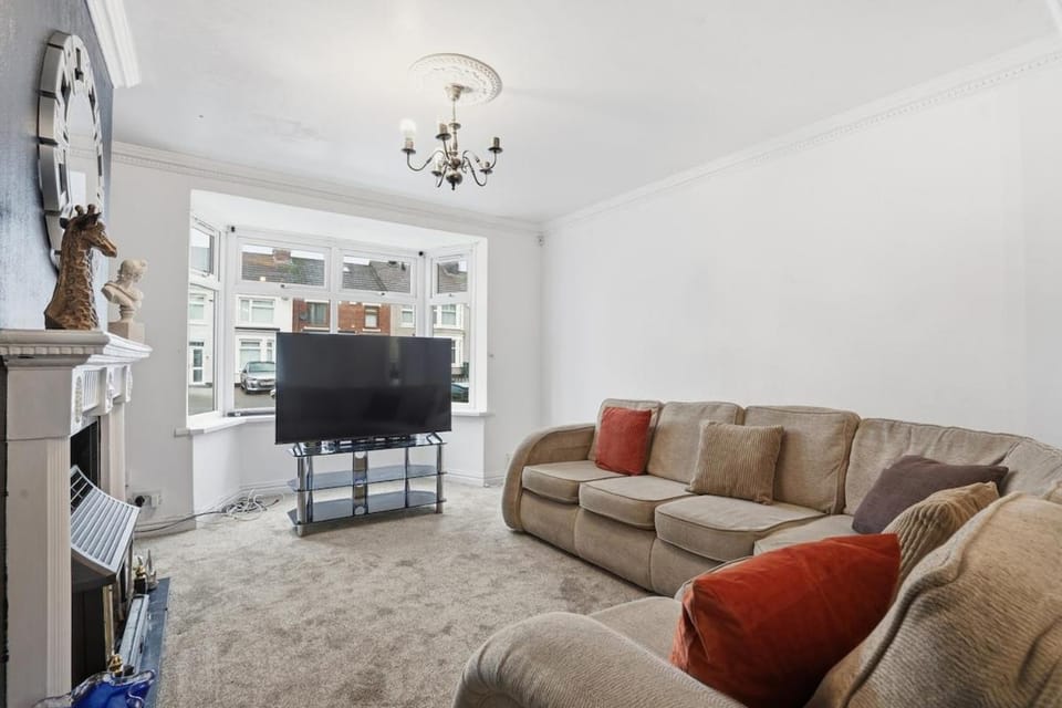 Coventry Contractor Hub - 4BR House with Free Parking and Patio House in Coventry