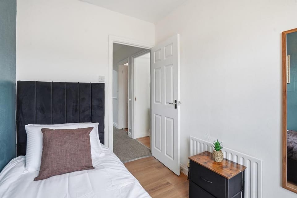 Coventry Contractor Hub - 4BR House with Free Parking and Patio House in Coventry