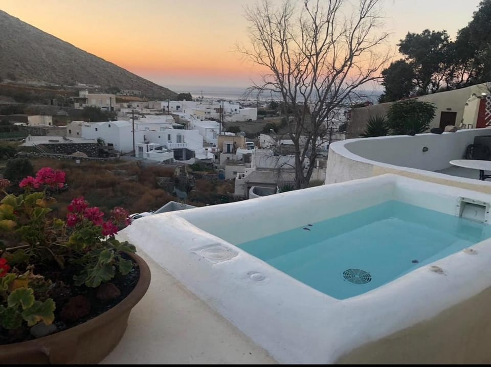 Thera Bliss ''Hideaway'' Private Jacuzzi by MΡS House in Santorini