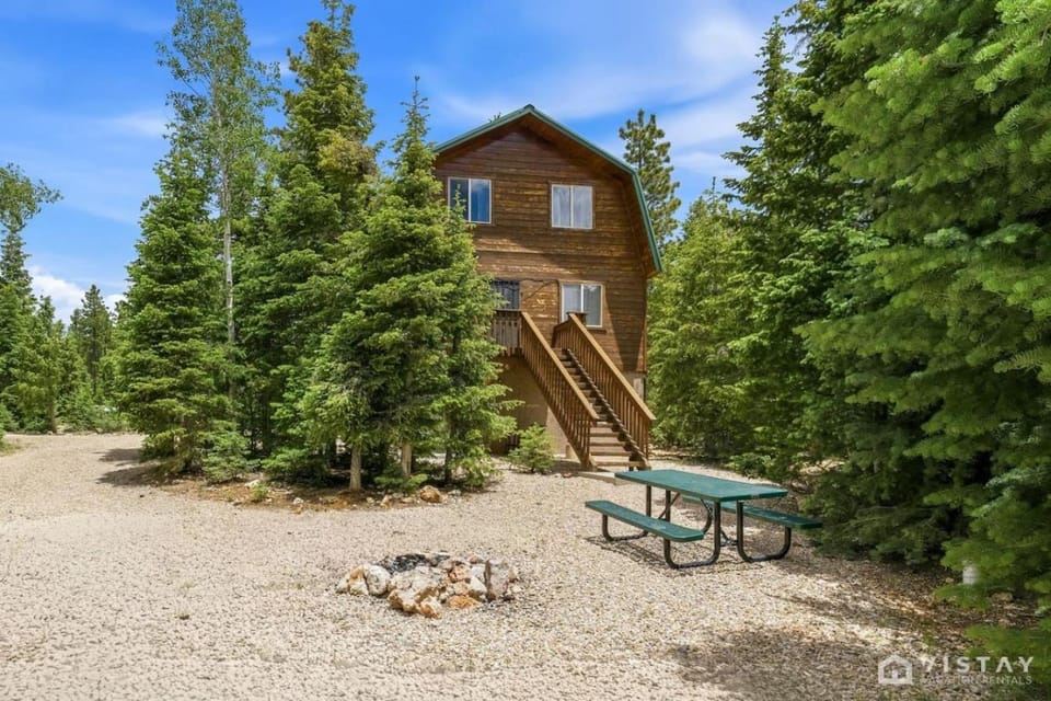 Basecamp Adventures with Firepit, BBQ, Sleeps up to 15 House in Utah