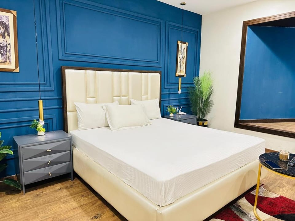 Bed, Photo of the whole room, Seating area, Bedroom
