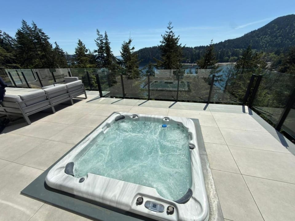 Bowen Island Ocean Retreat House in Bowen Island