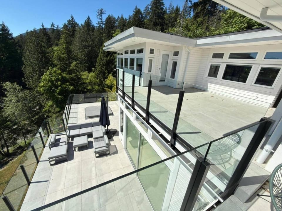 Bowen Island Ocean Retreat House in Bowen Island