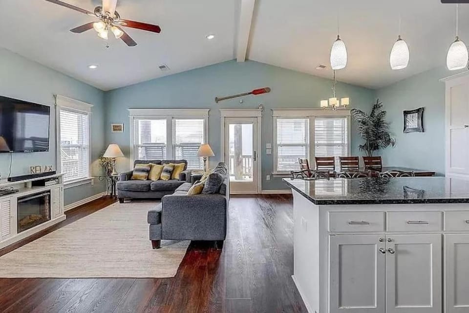 TV and multimedia, Kitchen or kitchenette, Living room, Seating area, Dining area, fireplace, pet friendly