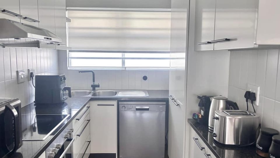 Beautiful 2 Bedroom Haven - private Garage Apartment in Sea Point