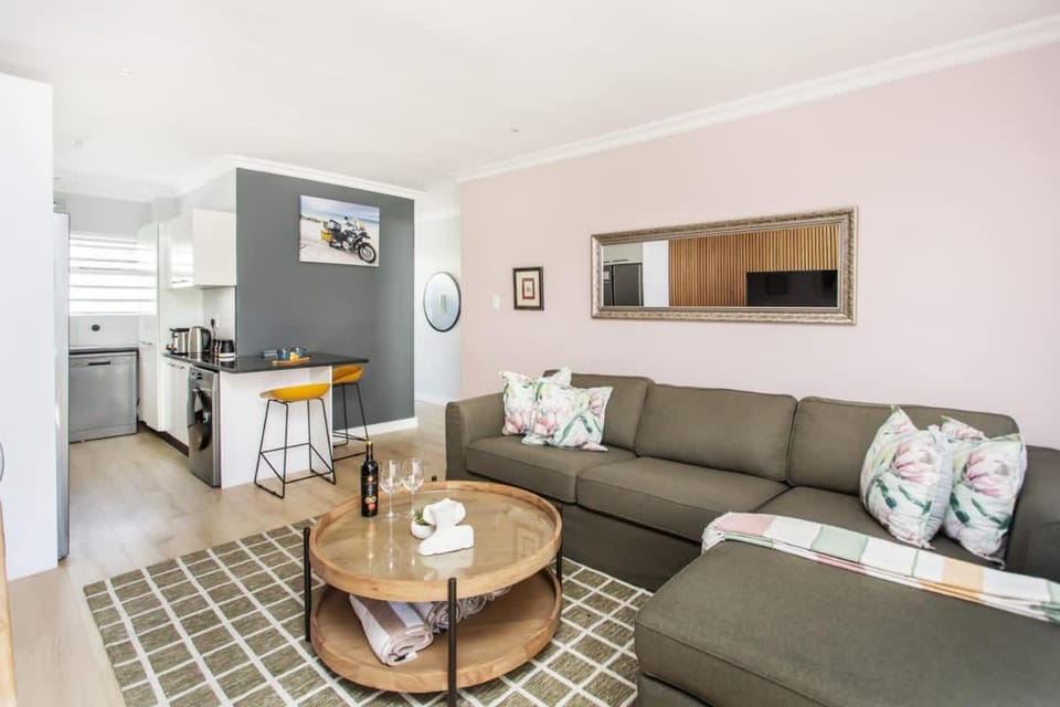 Beautiful 2 Bedroom Haven - private Garage Apartment in Sea Point