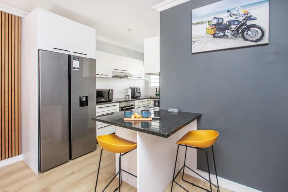 Beautiful 2 Bedroom Haven - private Garage Apartment in Sea Point