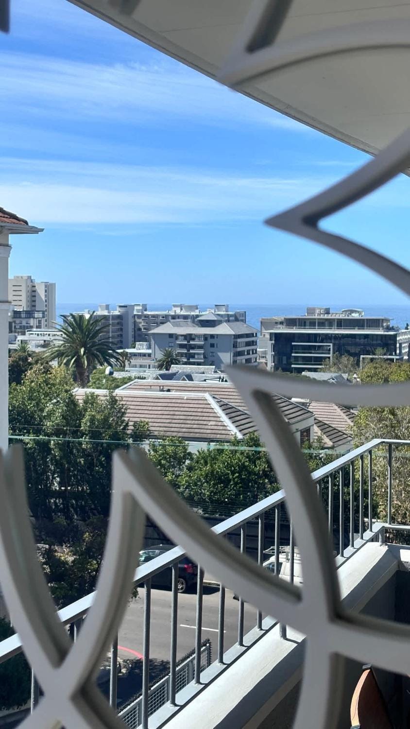 Beautiful 2 Bedroom Haven - private Garage Apartment in Sea Point