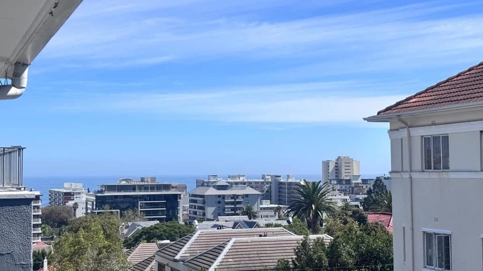 Beautiful 2 Bedroom Haven - private Garage Apartment in Sea Point