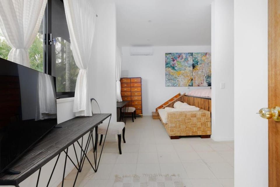 Tropical Poolside Studio Private Entry House in Brisbane