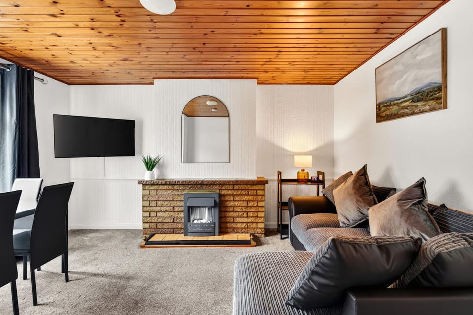 Living room, Seating area, Evening entertainment, fireplace