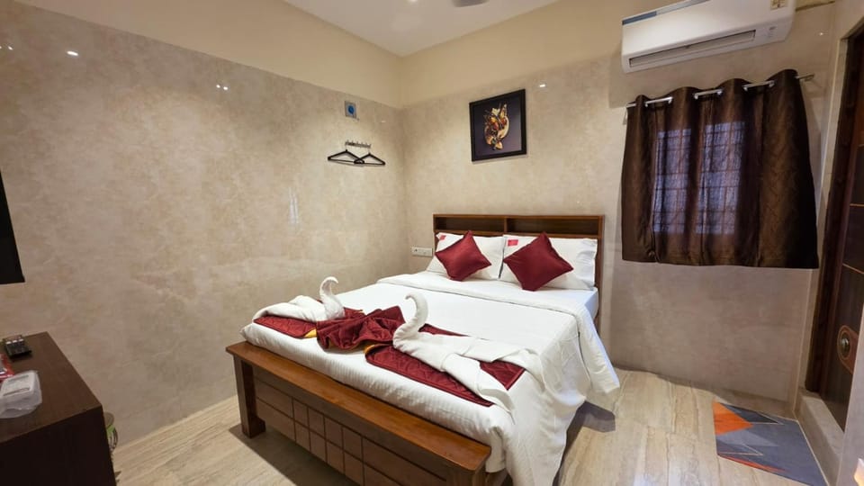 Bed, Bedroom, towels, air conditioner