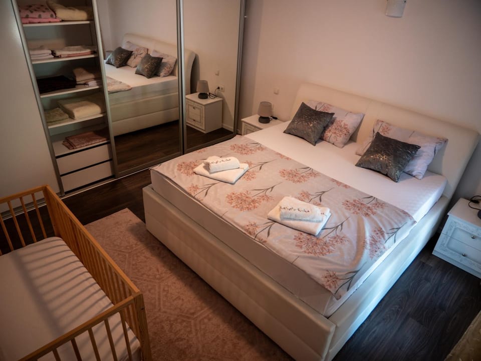 Bed, Bedroom, towels, wardrobe