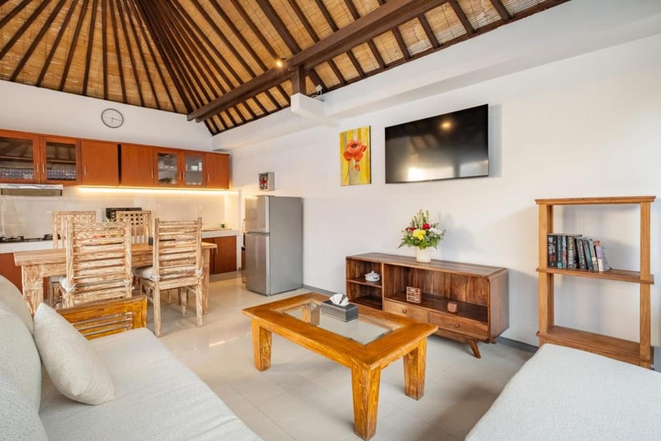 TV and multimedia, Kitchen or kitchenette, Living room, Seating area, Dining area