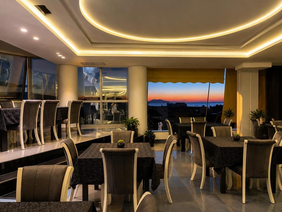 Restaurant/places to eat, Lounge or bar