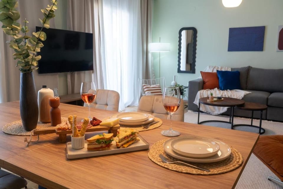 TV and multimedia, Living room, Seating area, Dining area