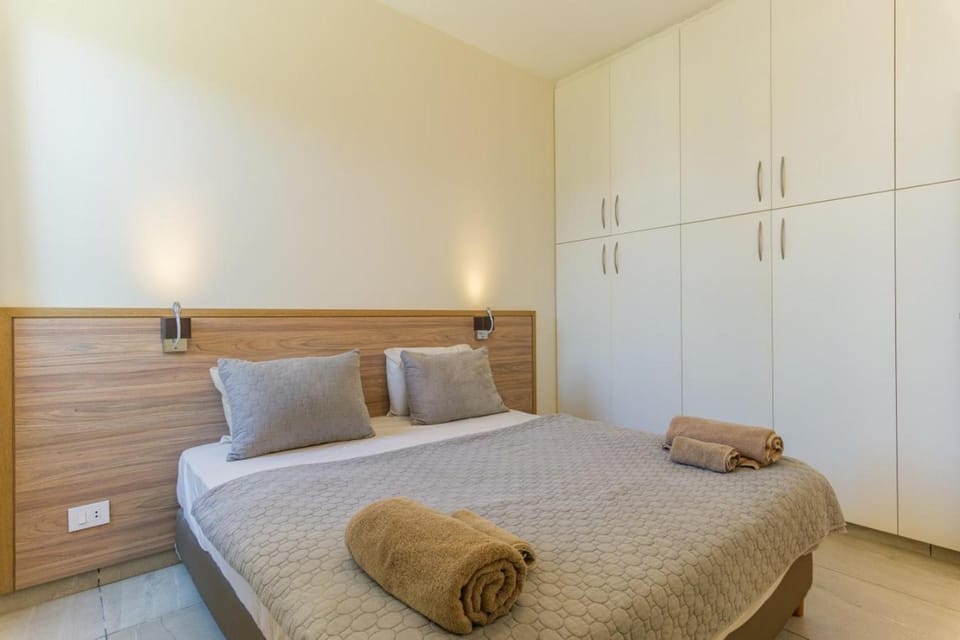 Bed, Photo of the whole room, Bedroom, towels, wardrobe