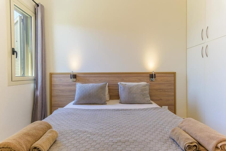Bed, Photo of the whole room, Bedroom, towels