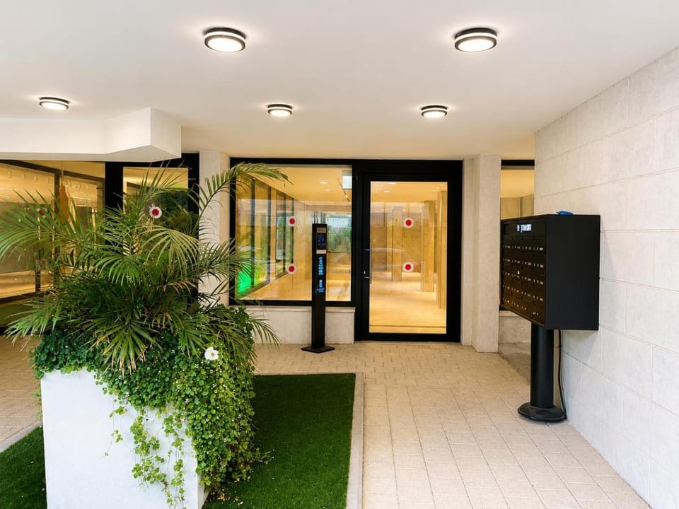 Property building, Facade/entrance