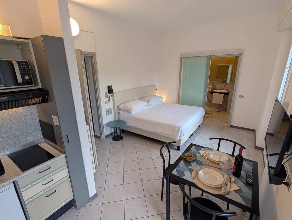 Bedroom, kitchen