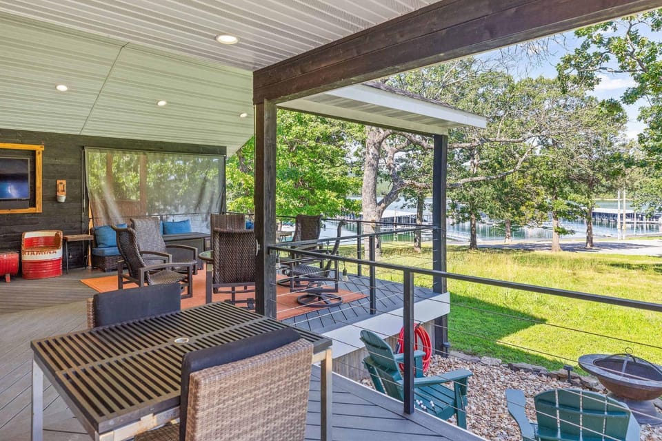 Red House - Lake Views - Outdoor Pool House in Kimberling City