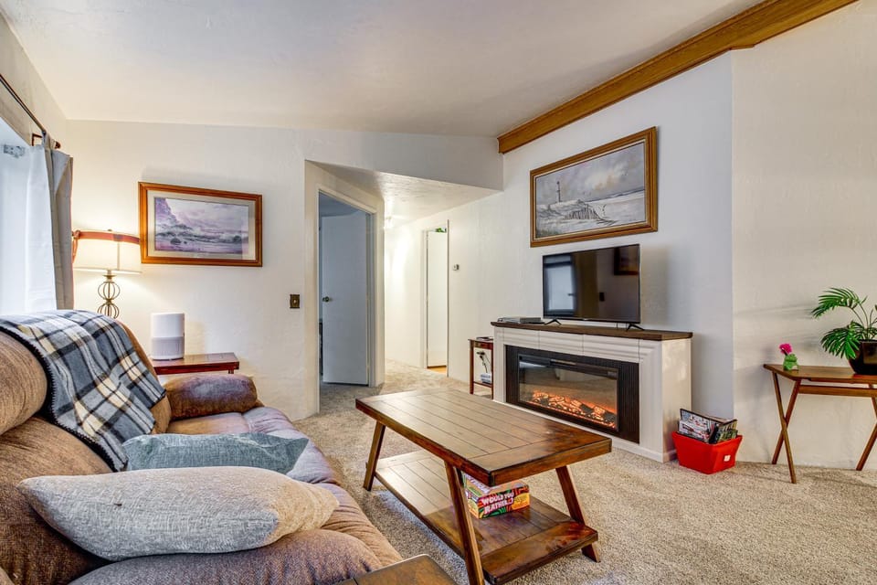 1 Mi to Beach! Lush Florence Retreat w/ Sunroom House in Oregon