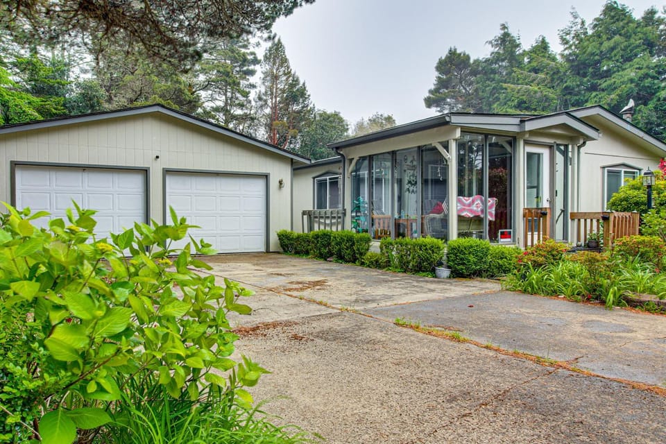 1 Mi to Beach! Lush Florence Retreat w/ Sunroom House in Oregon