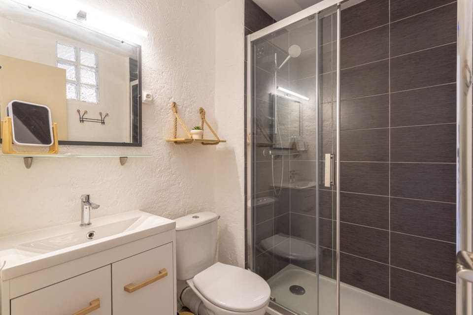 Shower, Toilet, Bathroom, towels