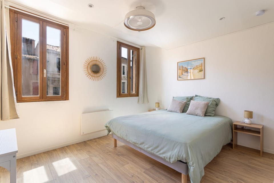 Bed, Living room, Photo of the whole room, Seating area, Bedroom