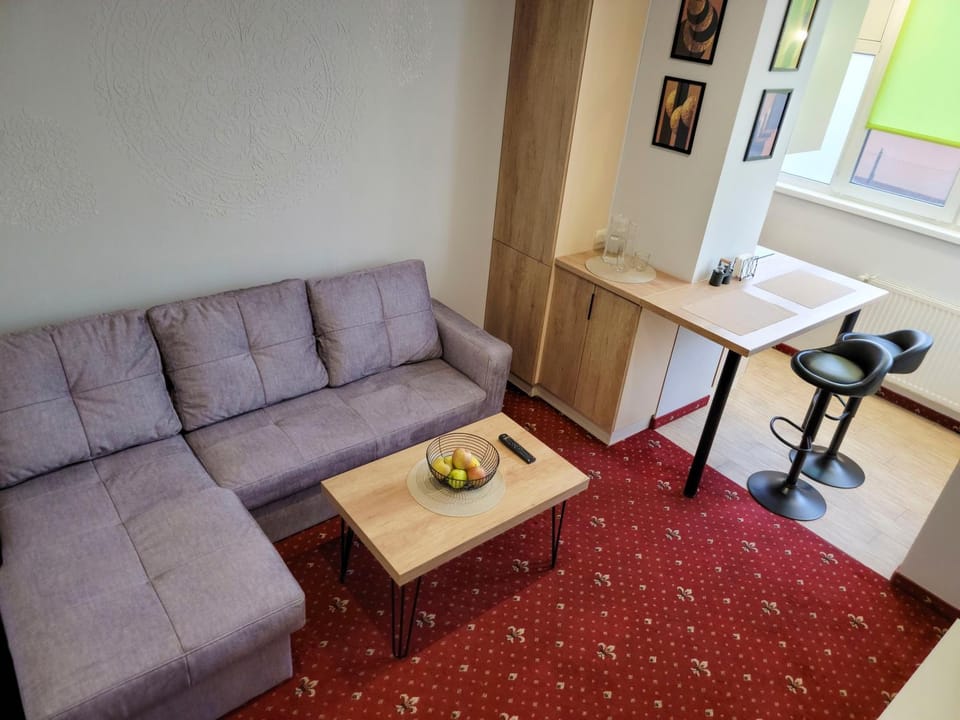 Kitchen or kitchenette, Living room, Seating area, Dining area