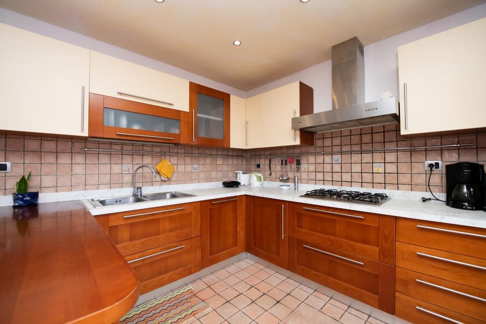 Coffee/tea facilities, Kitchen or kitchenette, dishwasher, stove, toaster