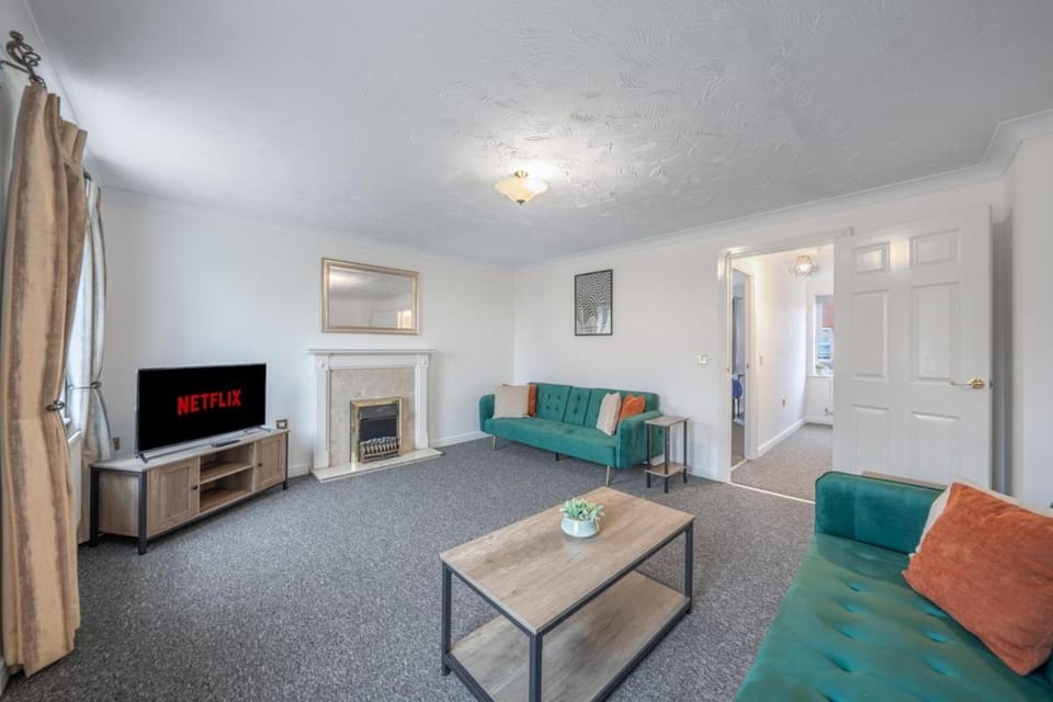 4BR Home Driveway Parking Stevenage Apartment in Stevenage
