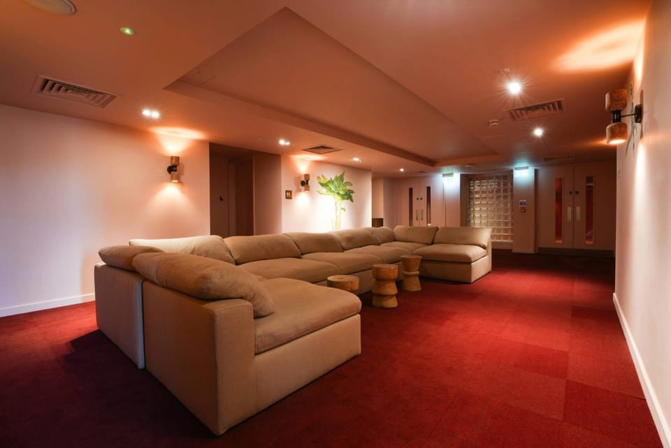 Southall and Soul in West London - 15 min drive to Heathrow Airport Apartment in Southall