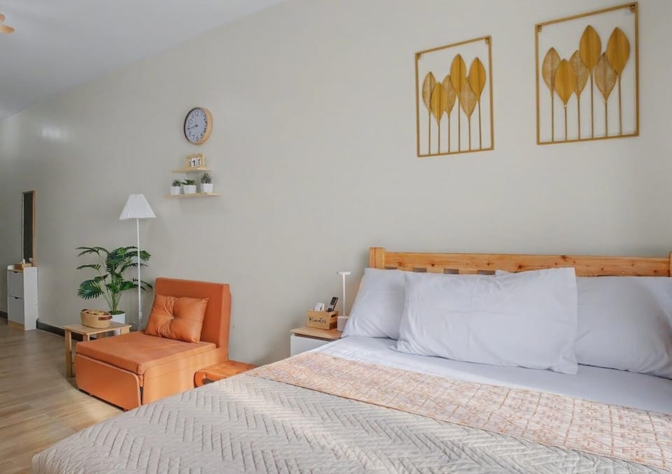 Bed, Seating area
