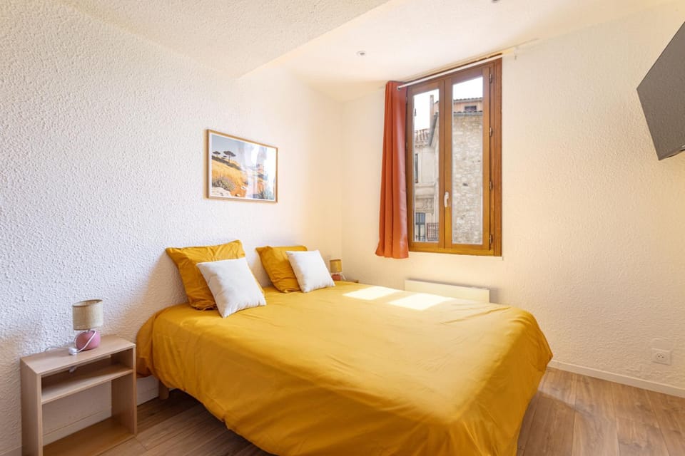 Bed, TV and multimedia, Photo of the whole room, Bedroom