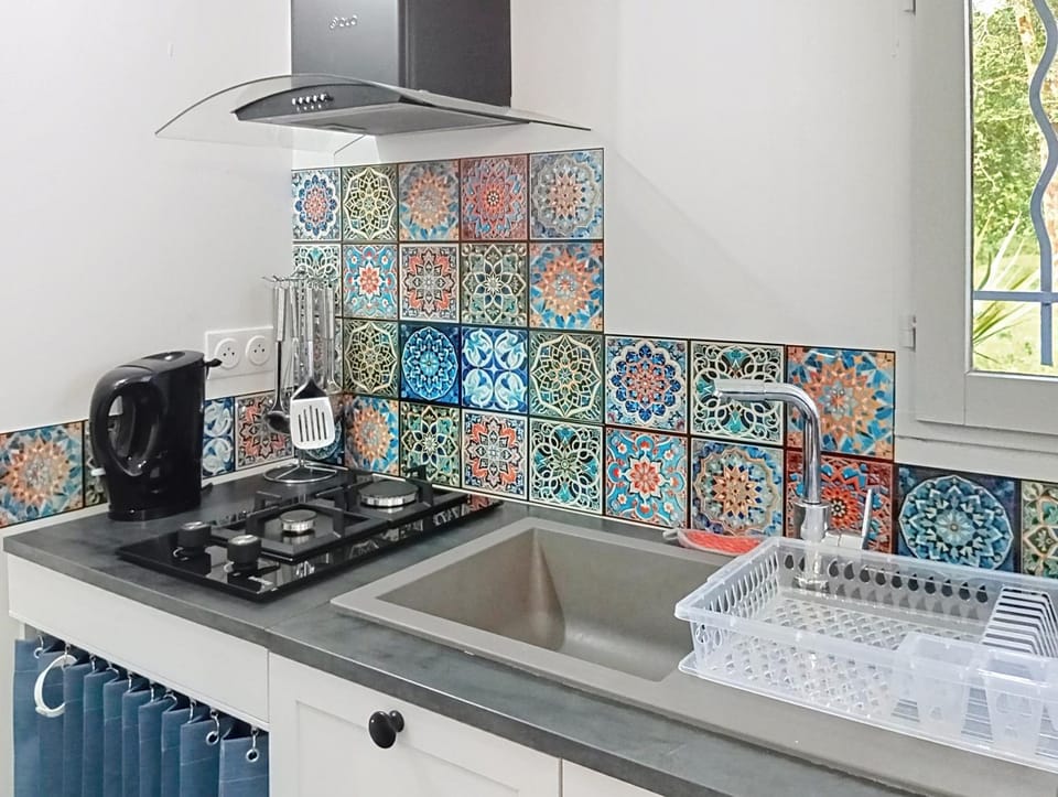 Coffee/tea facilities, Kitchen or kitchenette, stove, toaster
