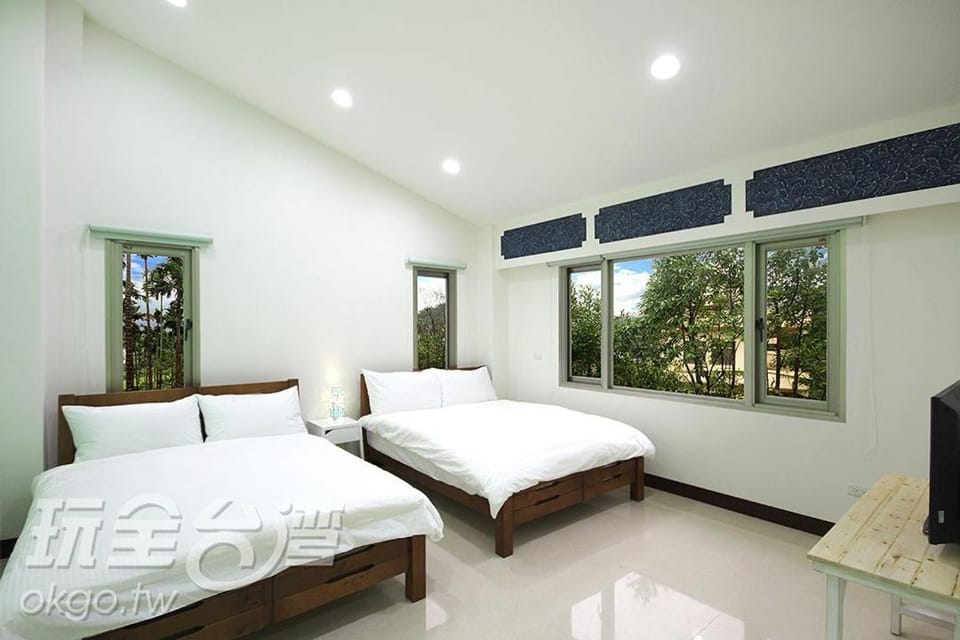 Photo of the whole room, bunk bed