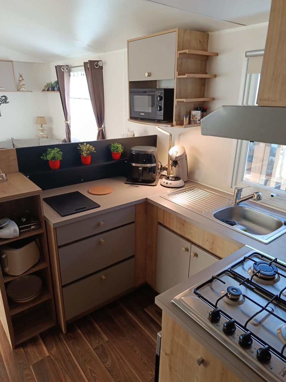 Kitchen or kitchenette, Dining area, dishwasher, stove