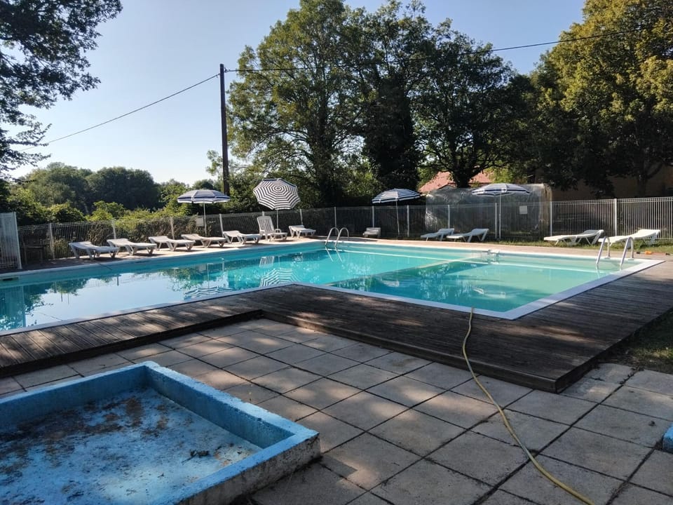 N1 Emplacement tente van camping-car Campground/ 
RV Resort in Occitanie