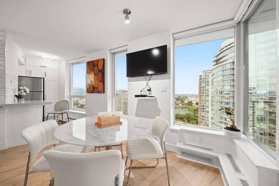 Cozy 2BR-2BA with Sofa Bed-Walk to Rogers & BC Pl Apartment in Vancouver