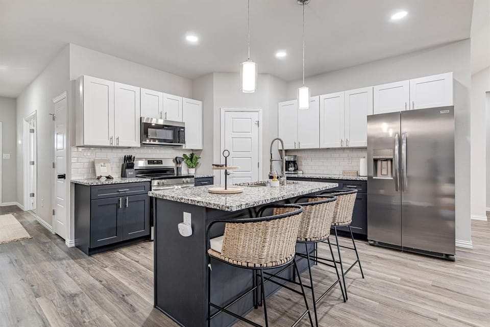 Modern 4-Bedroom Home Close to Downtown Crowley! House in Burleson